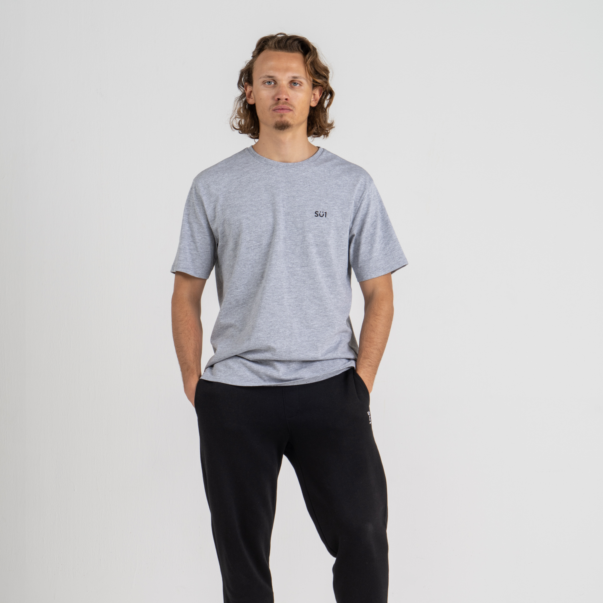 Man wearing Oversized Grey T-shirt Small Logo Su1 Front